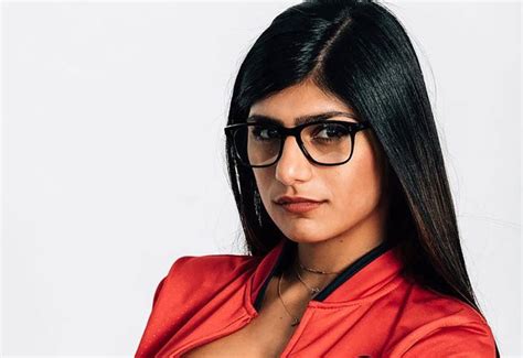 Mia Khalifa acalora Instagram posando en bikini y un vestido sin。